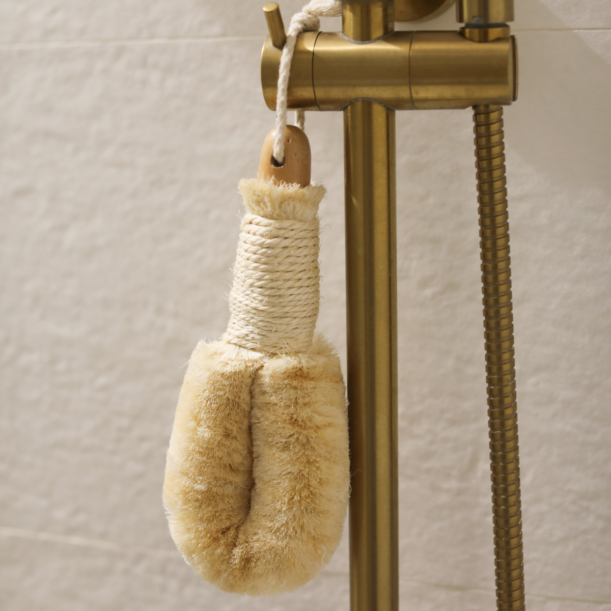 Snug - the body brush │ Perie pentru corp din sisal