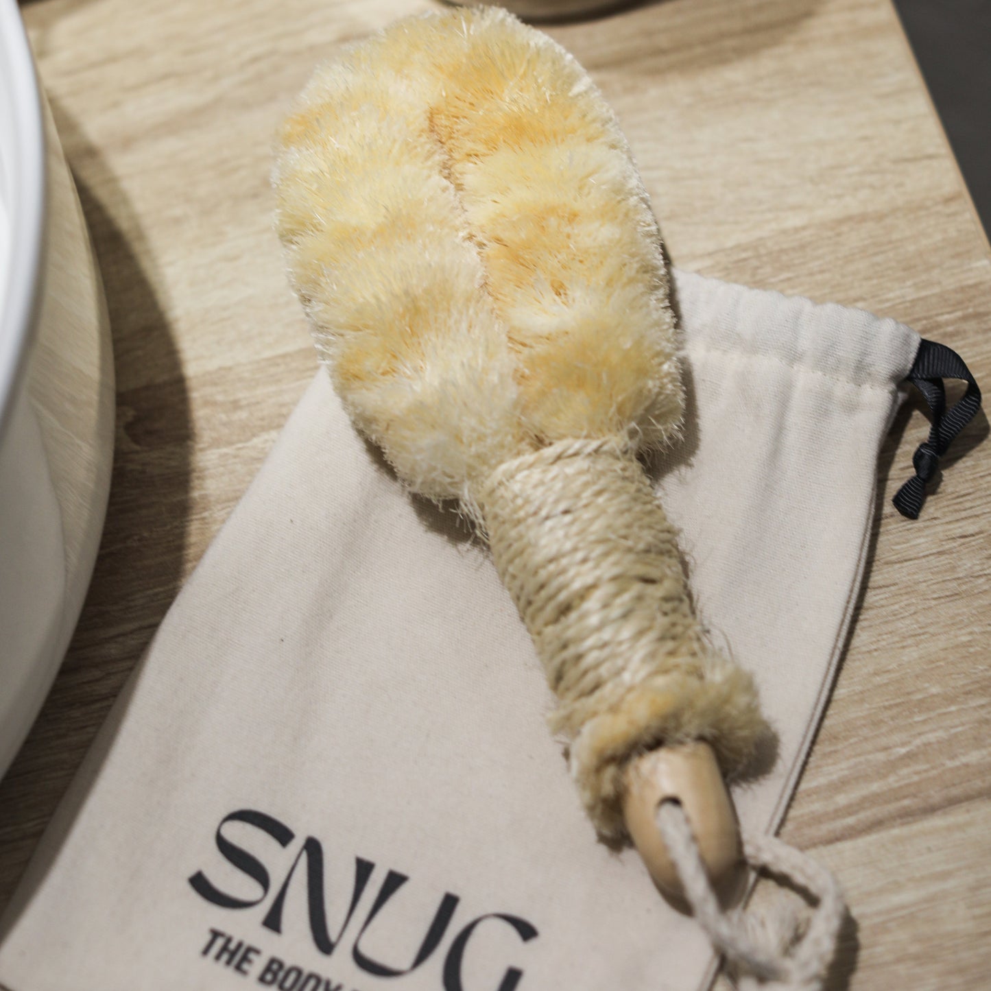 Snug - the body brush │ Perie pentru corp din sisal